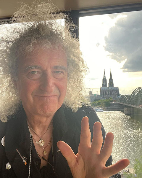 Uma de suas principais iniciativas no ativismo pela defesa dos animais foi a criação da organização sem fins lucrativos Save Me Trust, fundada em 2009.
