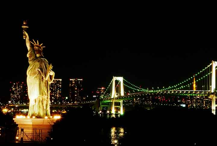 O trajeto entre o local de partida no sul de Manhattan até a Ilha da Liberdade dura cerca de 20 minutos. E o passeio todo (visita à Estátua da liberdade e a Ellis Island) costuma durar 4 horas, sem contar o tempo de demora das filas de embarque.