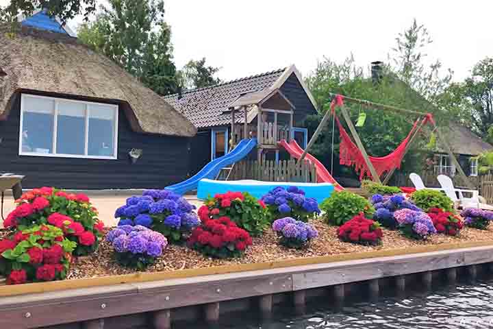 A vila cresceu no século XVII com a exploração da turfa, um material que se tornaria um combustível natural importante. O processo de escavação para extraí-lo criou os canais e lagos, que moldam a paisagem em um terreno pantanoso.