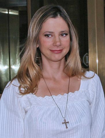Mira Sorvino – Atriz nascida em Nova Jersey em 28/9/1967, tem ascendência italiana pelo pai, Paul Sorvino, cuja família é formada por ítalo-americanos estabelecidos no Brooklyn. Suas raízes remontam a imigrantes vindos de regiões tradicionais da Itália que mantiveram forte identidade cultural.