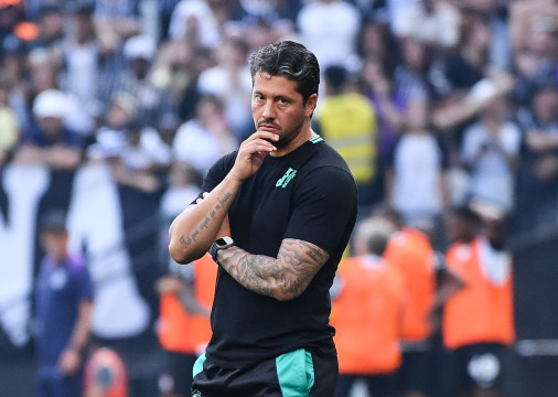 Thiago Carpini, técnico do Juventude durante partida entre Corinthians x Juventude, válida pela trigésima oitava rodada do Campeonato Brasileiro de Futebol 2025, neste domingo (7), na Neo Química Arena, SP. Foto: ROBERTO CASIMIRO/FOTOARENA/ESTADÃO CONTEÚDO
