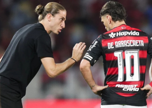 Técnico Filipe Luis e meia Arrascaeta em partida pelo Flamengo no Maracanã
