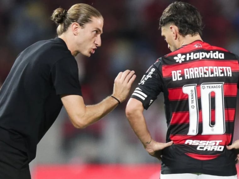 Técnico Filipe Luis e meia Arrascaeta em partida pelo Flamengo no Maracanã