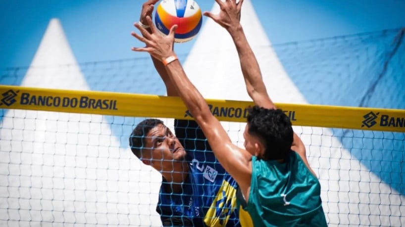 Atletas do vôlei de praia masculino disputando etapa do festival Tamo Junto BB 