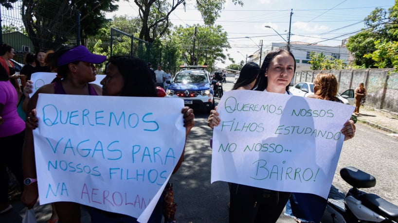 ￼MÃES protestaram em frente à escola Edith Braga 