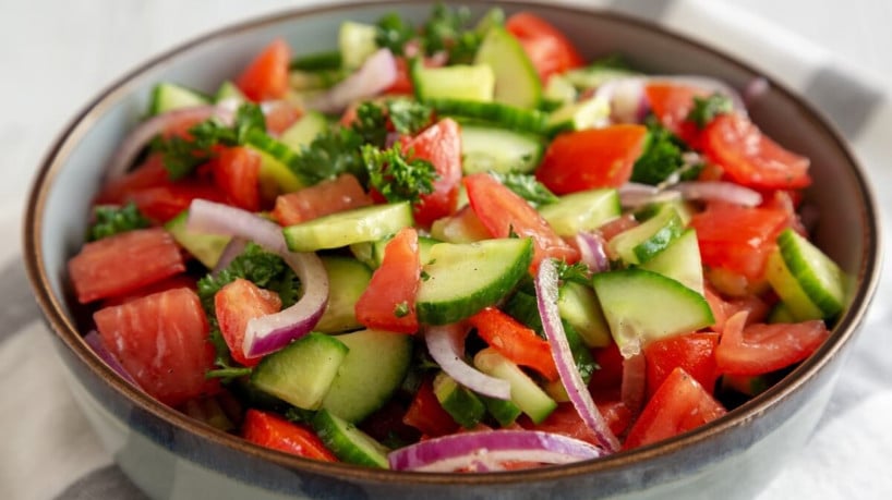 7 saladas para ajudar a combater o inchaço 