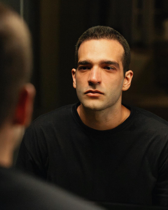 Carrão, aliás, comemorou 34 anos no dia 28 de agosto de 2025, logo quando vivia momento especial na carreira com um personagem que entrou numa fase de grande destaque na reta final da novela Vale Tudo. Saibamos mais sobre este talentoso ator.
