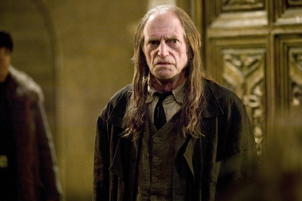 Argus Filch (David Bradley) – Zelador de Hogwarts, um aborto (bruxo sem magia) amargurado. Sempre acompanhado da gata Madame Nora, adora punir alunos.
