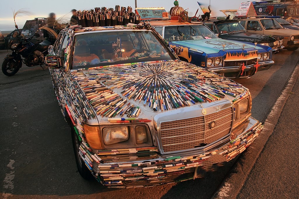 Art Cars é uma manifestação artística que consiste em converter veículos em instalações que funcionam como obras de arte, combinando criatividade, design e expressão cultural. 
