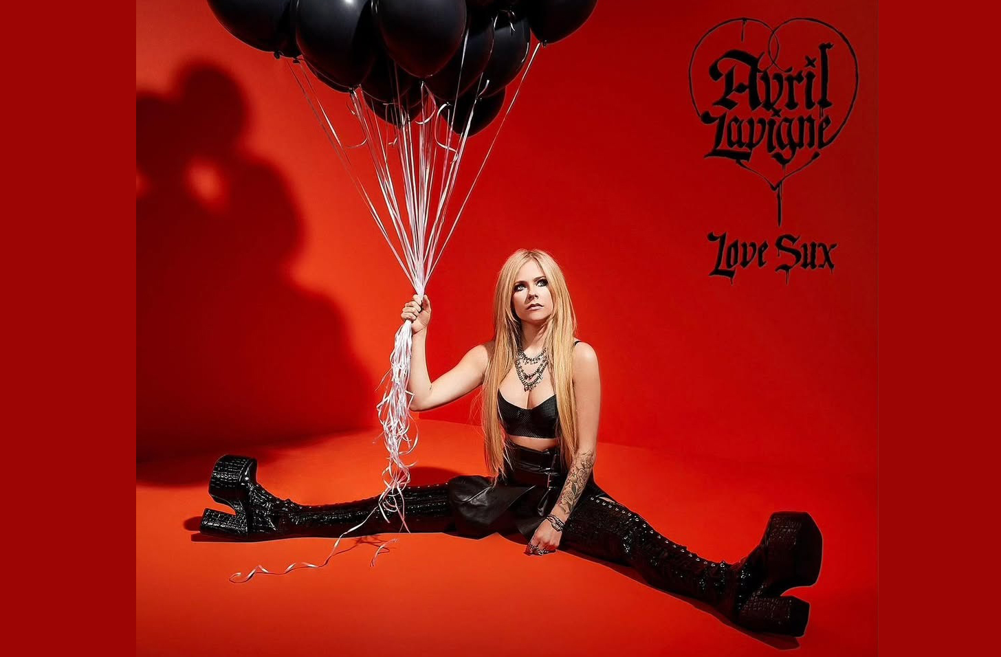 Com o álbum Love Sux (2022), Avril retornou com força às raízes do pop punk, trazendo letras afiadas e energia adolescente. O projeto foi aclamado por fãs e crítica como um verdadeiro revival da sua essência. Ela provou que, mesmo após duas décadas de carreira, nunca perdeu sua essência.