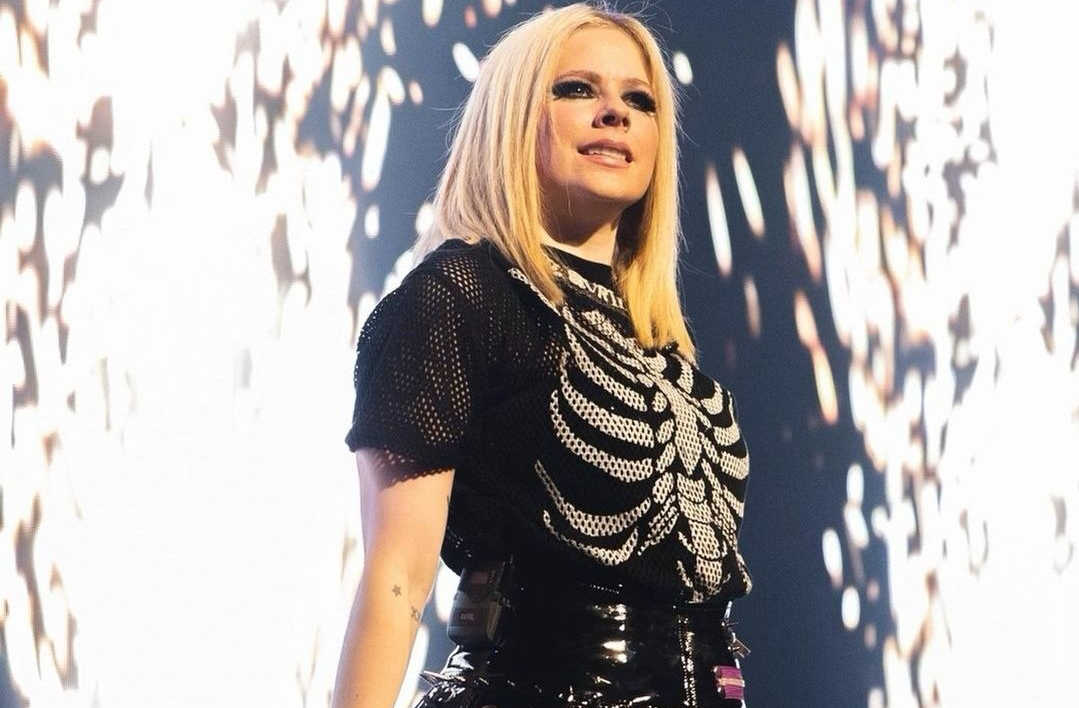 Com mais de 40 milhões de álbuns e 30 milhões de singles vendidos ao redor do mundo, Avril Lavigne se consagra como a quarta artista feminina canadense mais bem-sucedida da história.
