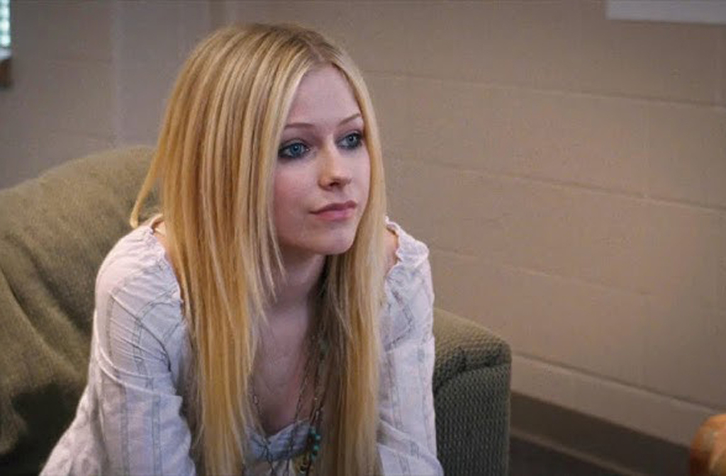 A cantora também mostrou sua versatilidade artística ao explorar o cinema. Ela dublou a personagem Heather na animação “Over the Hedge” e atuou no drama “Fast Food Nation”. Tais participações revelam seu talento além da música, ampliando sua presença no entretenimento.

