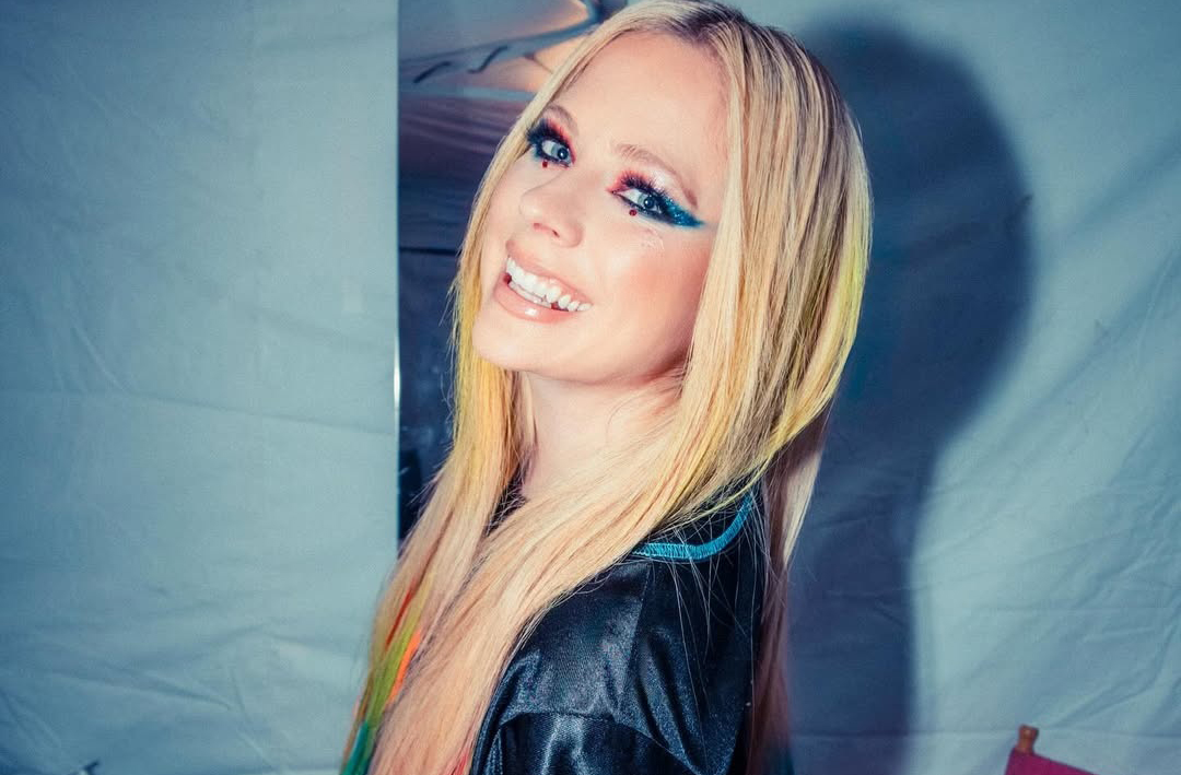 Avril foi alvo de uma teoria da conspiração que afirmava que ela havia sido substituída por uma sósia. Em 2024, ela comentou pela primeira vez sobre o assunto, negando os rumores com bom humor e tratando o assunto como uma curiosidade absurda da internet. 