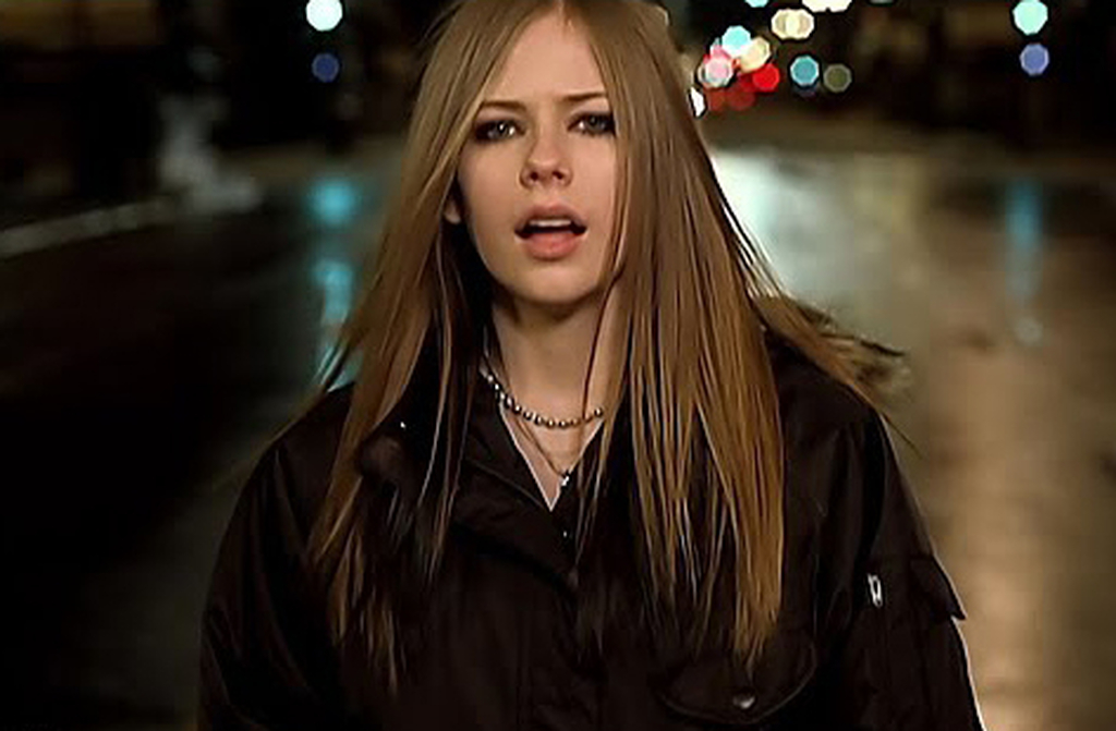 Avril Lavigne é mais que uma cantora: é um símbolo de liberdade, atitude e autenticidade. Com seu estilo único, influenciou gerações e artistas de diversos gêneros, do pop punk ao pop alternativo. A cada fã que se emociona ao cantar I’m With You, a reafirmação que ela sempre será uma força inesquecível na música.
