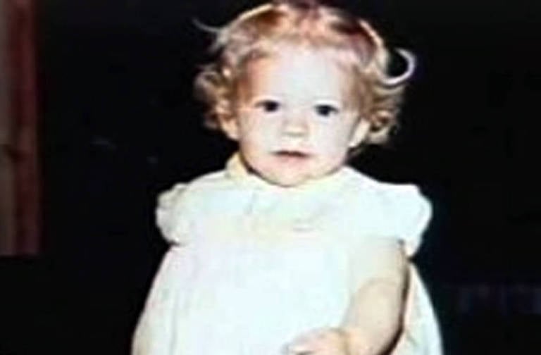 Avril Ramona Lavigne cresceu em Napanee, uma cidade interiorana, e desde pequena, cantava em corais da igreja. Foi incentivada pela mãe após cantar Jesus Loves Me aos dois anos. Seu pai montou um estúdio no porão para apoiar seu talento.