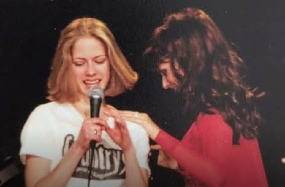 O seu primeiro nome, aliás, foi escolhido em referência ao mês de abril no idioma francês. Aos 14 anos, Avril venceu um concurso de rádio e cantou com Shania Twain para 20 mil pessoas. Tal episódio, aliás, foi decisivo para sua carreira.