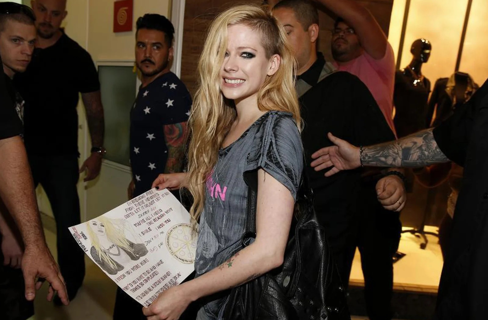 Inicialmente, os médicos não conseguiam identificar o problema, o que a deixou frustrada e emocionalmente abalada. Ela chegou a ficar meses de cama, sem conseguir realizar tarefas simples como tomar banho ou sair do quarto.Durante esse período, Avril relatou que se sentia incompreendida. Muitos achavam que ela estava deprimida ou exagerando. Foi nesse contexto que nasceu o álbum Head Above Water (2019), um testemunho de superação e fé inspirado em sua luta pela cura. 