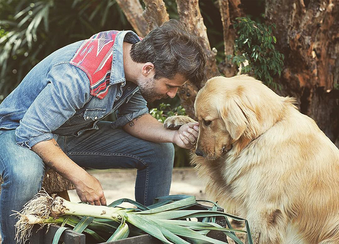 Bruno Gagliasso e Giovanna Ewbank –  possuem um rancho em Paraíba do Sul, no Rio de Janeiro, dedicado à defesa animal, onde resgatam animais machucados ou vítimas de tráfico, reabilitando-os antes de devolvê-los à natureza. O casal tem 6 cães e incentiva a adoção responsável, incluindo a de animais com deficiência. Em 2021, adotaram uma cadela surda chamada Santa,  abandonada em uma ONG.
