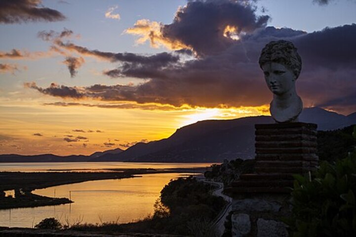 Localizada no sul da Albânia, Saranda é uma cidade famosa por suas belas praias e proximidade com o Parque Arqueológico de Butrint, um Patrimônio Mundial da UNESCO.
