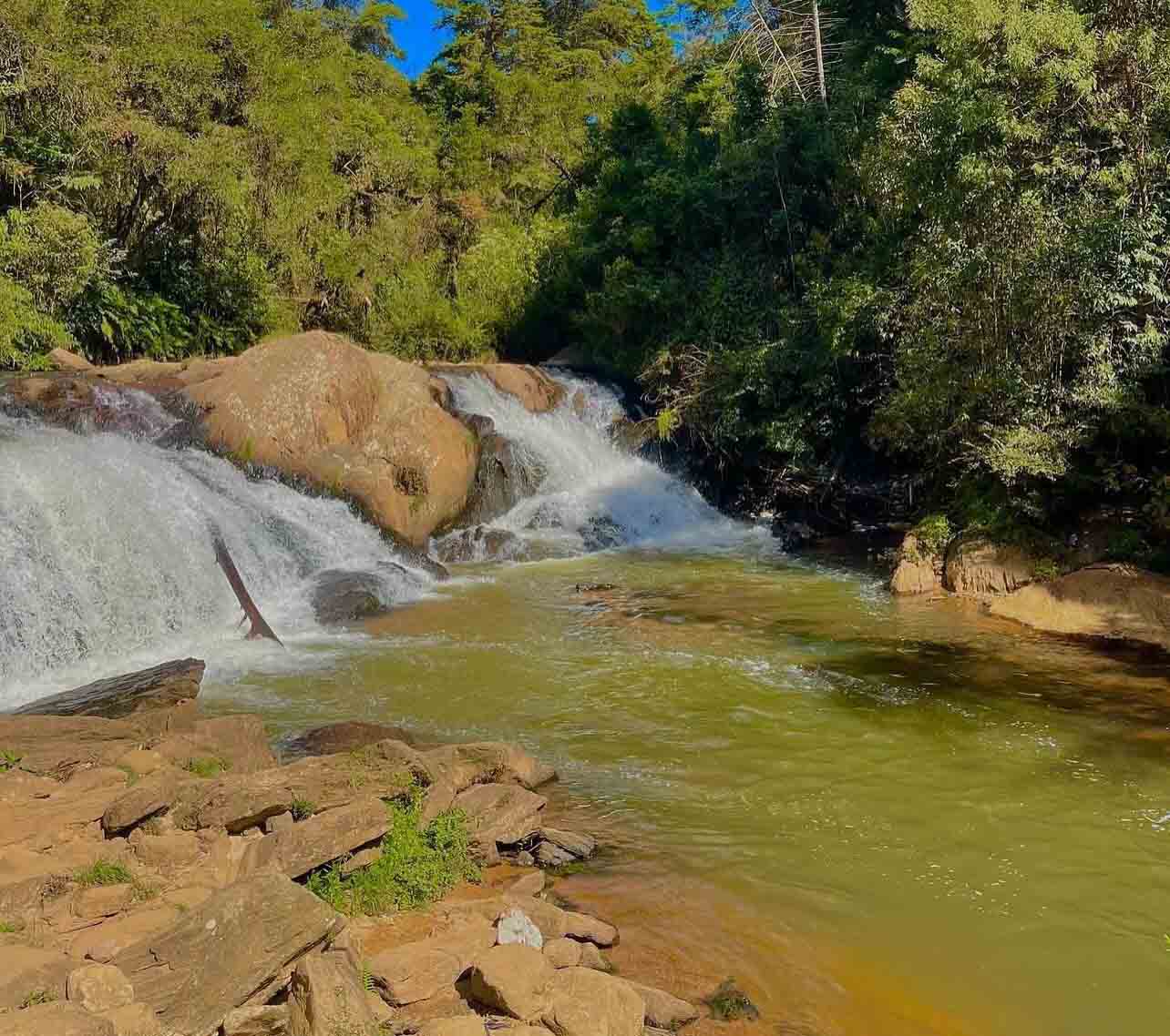 Cachoeira Véu da Noiva – Campos do Jordão, SP (Parque Estadual de Campos do Jordão): Pequena e acessível, forma um poço tranquilo e cercado de natureza.
