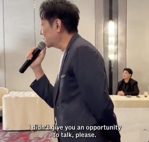 Durante uma transmissão ao vivo no dia 4 de novembro, a mexicana foi insultada por Nawat que a chamou de estúpida por não ter publicado conteúdo suficiente sobre a Tailândia em suas redes sociais.

