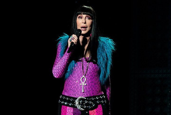 Cher também é reconhecida por seu estilo arrojado, parceria histórica com o estilista Bob Mackie e pela postura franca sobre temas sociais, incluindo direitos LGBT+ e igualdade de gênero. 