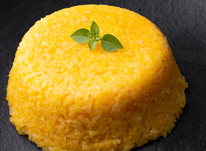 O cuscuz é uma receita brasileira feita a partir da farinha de milho flocada, ao contrário do fubá que é a farinha em si. O fubá não é comumente usado para a produção de cuscuz, porém, algumas receitas levam esse ingrediente. 