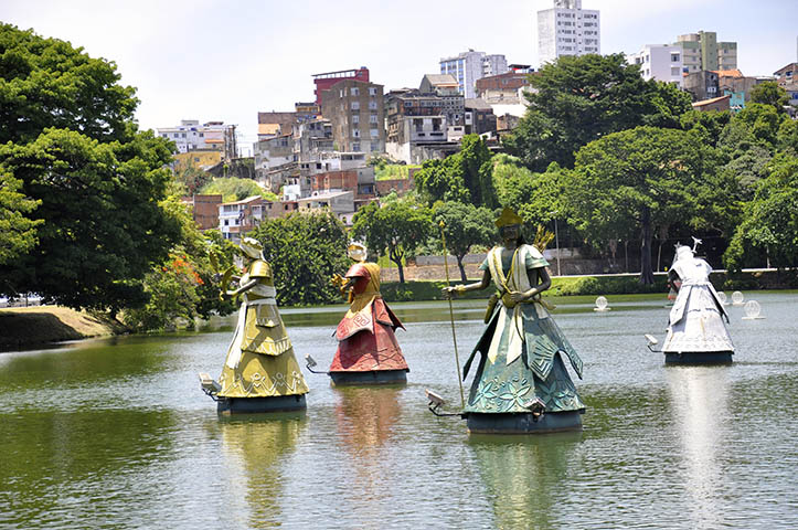 Além da riqueza histórica oriunda da colonização portuguesa, Salvador tem forte tradição de costumes trazidos por africanos e, por isso, tornou-se a maior referência no Brasil da  cultura afro-brasileira (que uniu formas de expressão). Na foto, o Dique do Tororó, ponto turístico de louvor aos orixás.