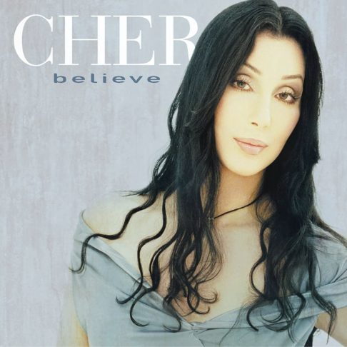 Na música, Cher conseguiu se reinventar nos anos 1990, quando lançou Believe, em 1998, um dos álbuns mais marcantes do início da era digital.