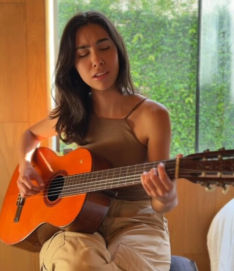 O vídeo emocionou o público pela semelhança com a voz da baiana. A postagem surgiu depois de ela ensinar técnicas vocais para alcançar o timbre característico de Gal, o que aumentou ainda mais o interesse dos seguidores.