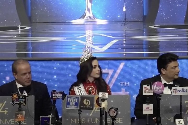 No início de dezembro, a mexicana Fátima Bosch, vencedora da edição 2025, abandonou uma entrevista ao vivo no programa Pica y se Extiende, da emissora Telemundo. 