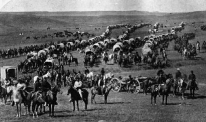 A Grande Guerra Sioux, ou Guerra de Black Hills, durou dois anos e terminou com o massacre do povo local. A Montanha dos Seis Avôs acabou renomeada pelo governo como Monte Rushmore, em referência ao empresário Charles Rushmore, um dos primeiros a instalar negócios na região, com uma mina de estanho.

