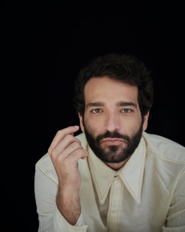 O ator Humberto Carrão entrou com uma ação contra o município de Petrópolis após receber uma cobrança de IPTU de R$ 9.485 referente a um imóvel situado em área rural da cidade, segundo a coluna do jornalista 