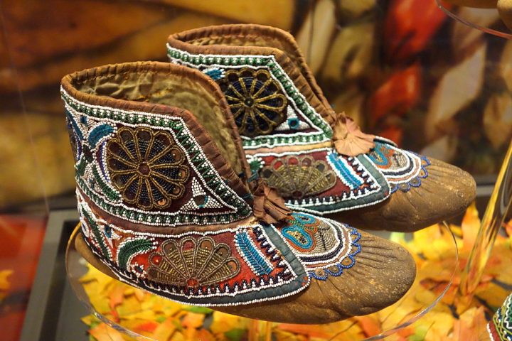 Mocassins (Povos indígenas da América do Norte): Criados por diversas tribos indígenas, os mocassins eram feitos de couro macio e decorados com miçangas.