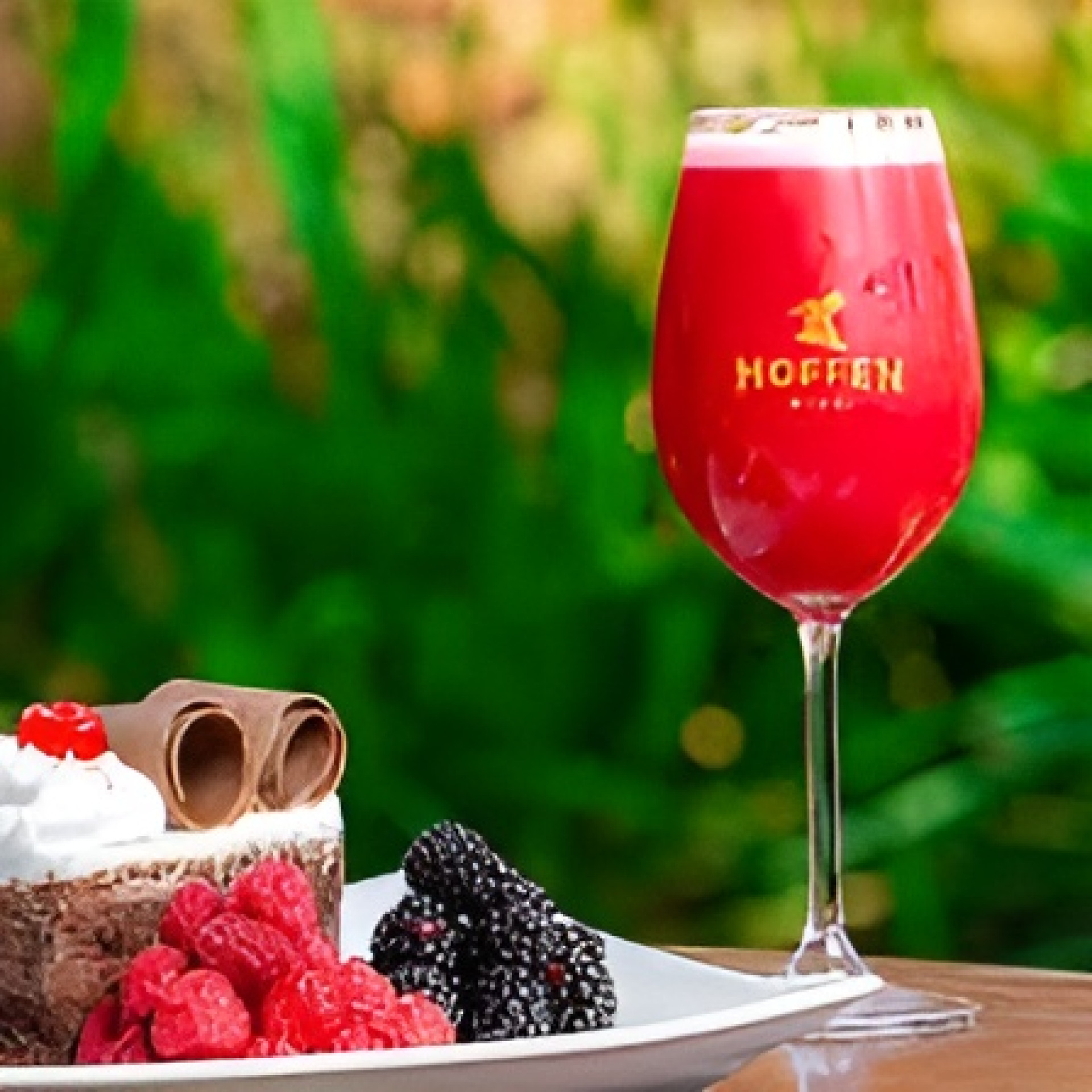 Cheesecake de frutas vermelhas, que muitos vêm adotando como sobremesa natalina moderna, pedem sours frutadas (Foto: Hoffen/divulgação)