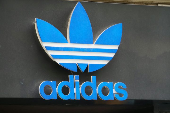 O lançamento de um modelo de sandália da marca Adidas Originals foi motivo de polêmica no México.