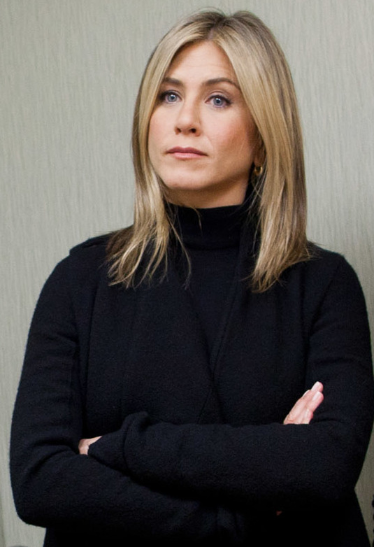 Jennifer Aniston – Atriz nascida na Califórnia em 11/2/1969, tem ascendência italiana por ambos os lados, pois seus pais são descendentes de famílias originárias da Calábria. Suas raízes ligam-se a imigrantes do sul da Itália que mantiveram forte identidade cultural após se estabelecerem nos Estados Unidos.