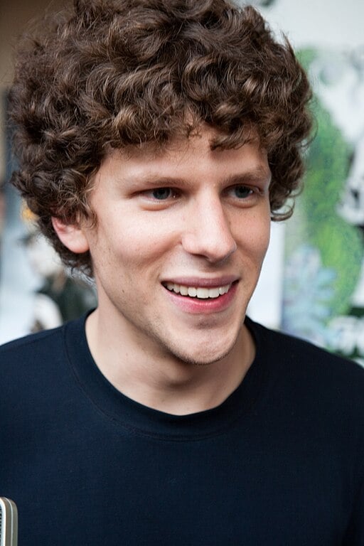 O ator Jesse Eisenberg revelou que vai doar um rim de forma altruísta dentro de seis semanas. Durante uma entrevista à NBC, ele explicou que sempre gostou de doar sangue e, em tom bem-humorado, brincou dizendo ter 