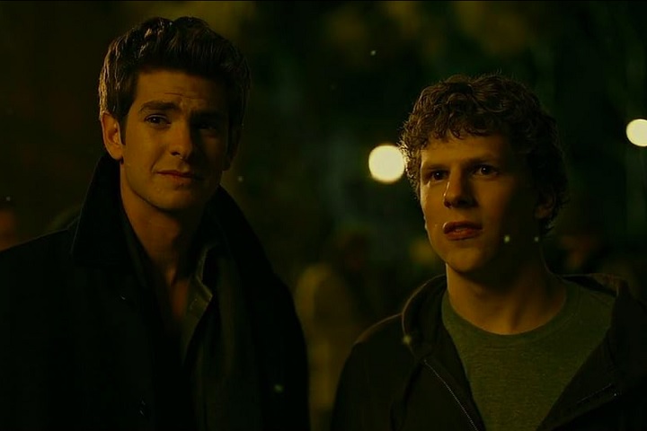 O longa teve um custo estimado de US$ 40 milhões e faturou cerca de US$ 225 milhões globalmente. A Rede Social está disponível na Netflix e no Prime Video.