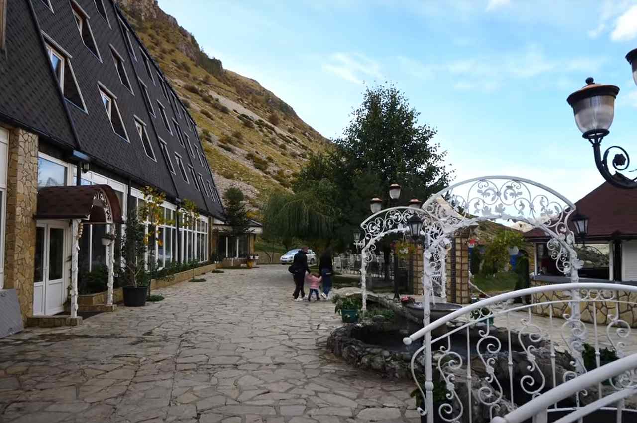 Embora sua morte tenha marcado o fim da resistência organizada, o espírito de luta e autonomia dos albaneses continuou. Séculos depois, a independência da Albânia foi consolidada em 1912, mas as disputas territoriais com os países vizinhos, como a Sérvia, Montenegro, Bulgária e Grécia, resultaram em grandes perdas territoriais, com a anexação do Kosovo pela Sérvia.