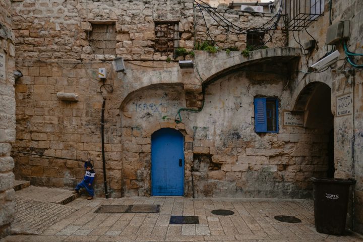 E a outra parte, que inclui a Cidade Velha e foi anexada por Israel após a Guerra dos Seis Dias em 1967, embora essa anexação não seja reconhecida pela maior parte da comunidade internacional.