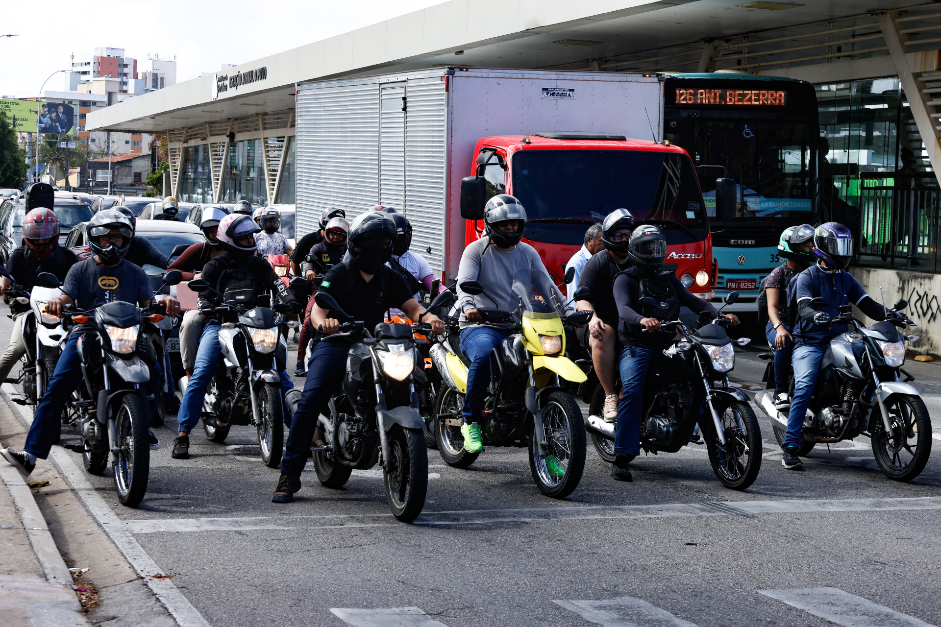 Uma das propostas sancionadas pelo prefeito estabelece regras para a categoria e detalha as exigências tanto para o motociclista quanto para o veículo, incluindo idade mínima, tipo de habilitação e equipamentos de segurança.