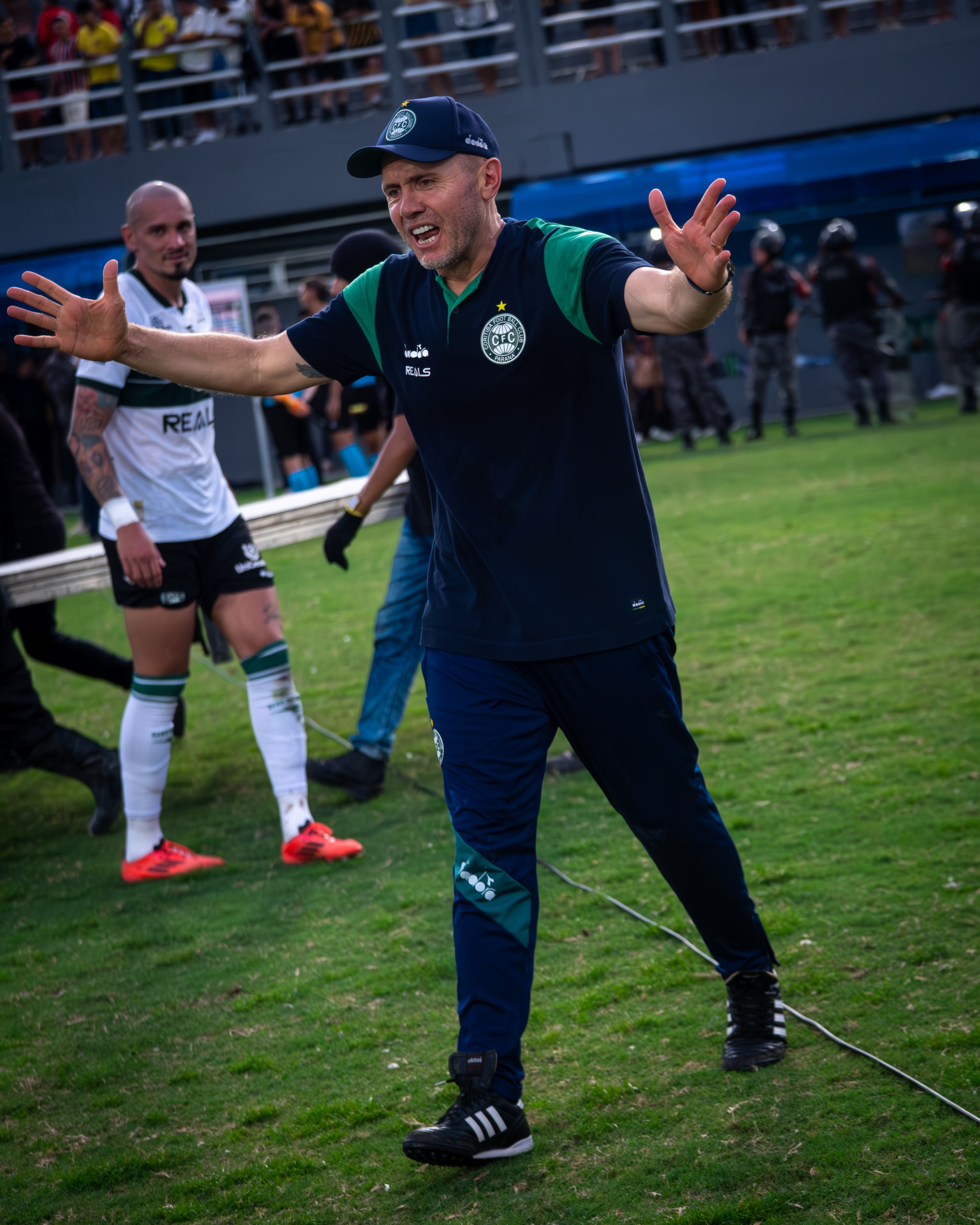 Mozart Santos levou o Coritiba ao título da Série B em 2025 (Foto: JP Pacheco / Coritiba)