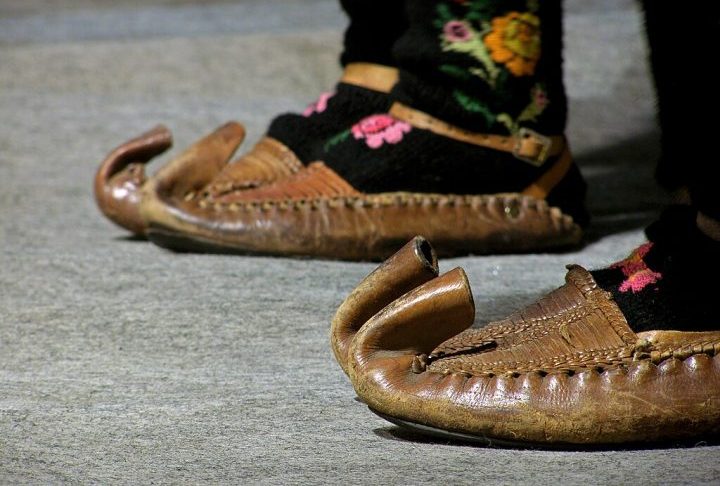 Opanak (Bálcãs): Sapatos tradicionais dos países dos Bálcãs (Sérvia, Croácia, Macedônia), feitos de couro e com a ponta enrolada. Feitos à mão, eram muito usados por camponeses.