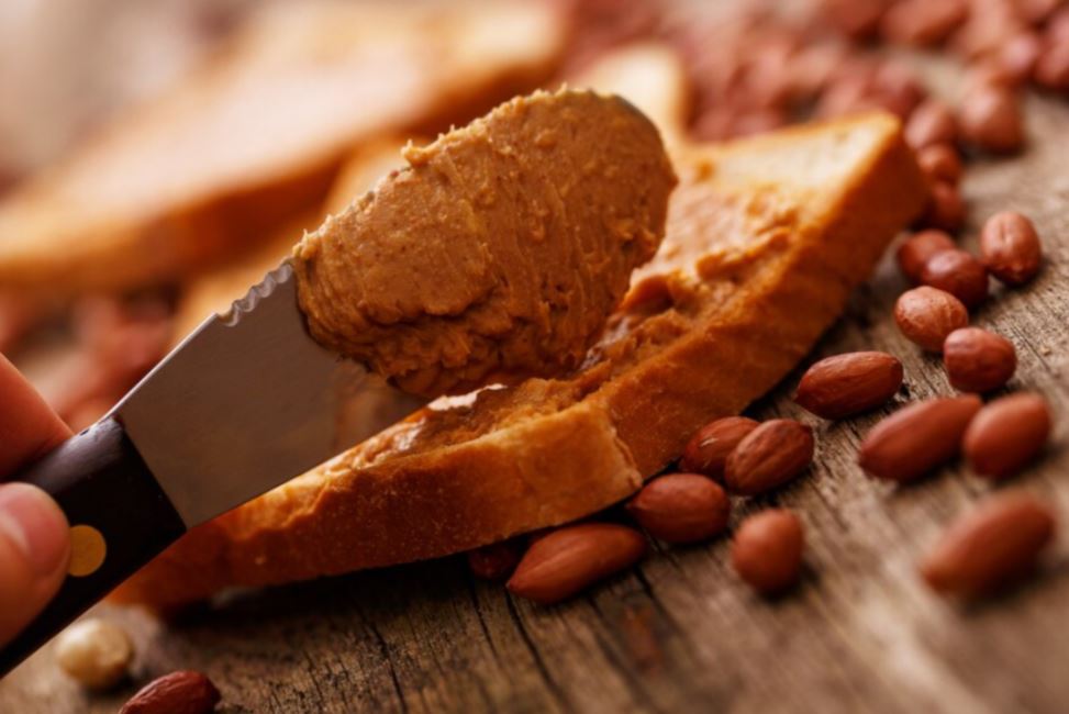 Pasta de Amendoim - Creme à base deste alimento, geralmente sem adição de açúcar. Popular entre quem frequenta academias, é bastante consumido nos EUA. Cerca de 180 calorias a cada 2 colheres de sopa. Fonte de proteínas e fibras, a pasta pode ser usada em diversas receitas.