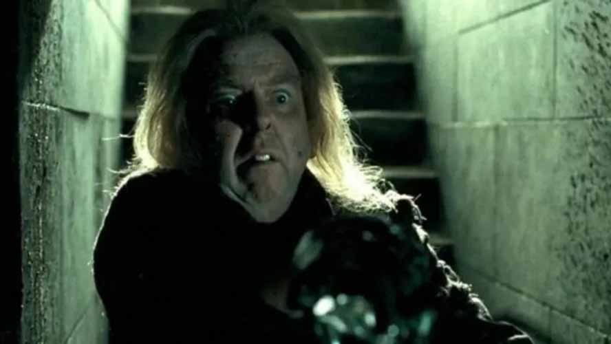 Peter Pettigrew (Timothy Spall) – Ex-amigo de Tiago Potter, Sirius e Lupin, trai os Potter e se torna servo de Voldemort. Medroso e traiçoeiro, vive anos como o rato Perebas antes de revelar sua verdadeira identidade.