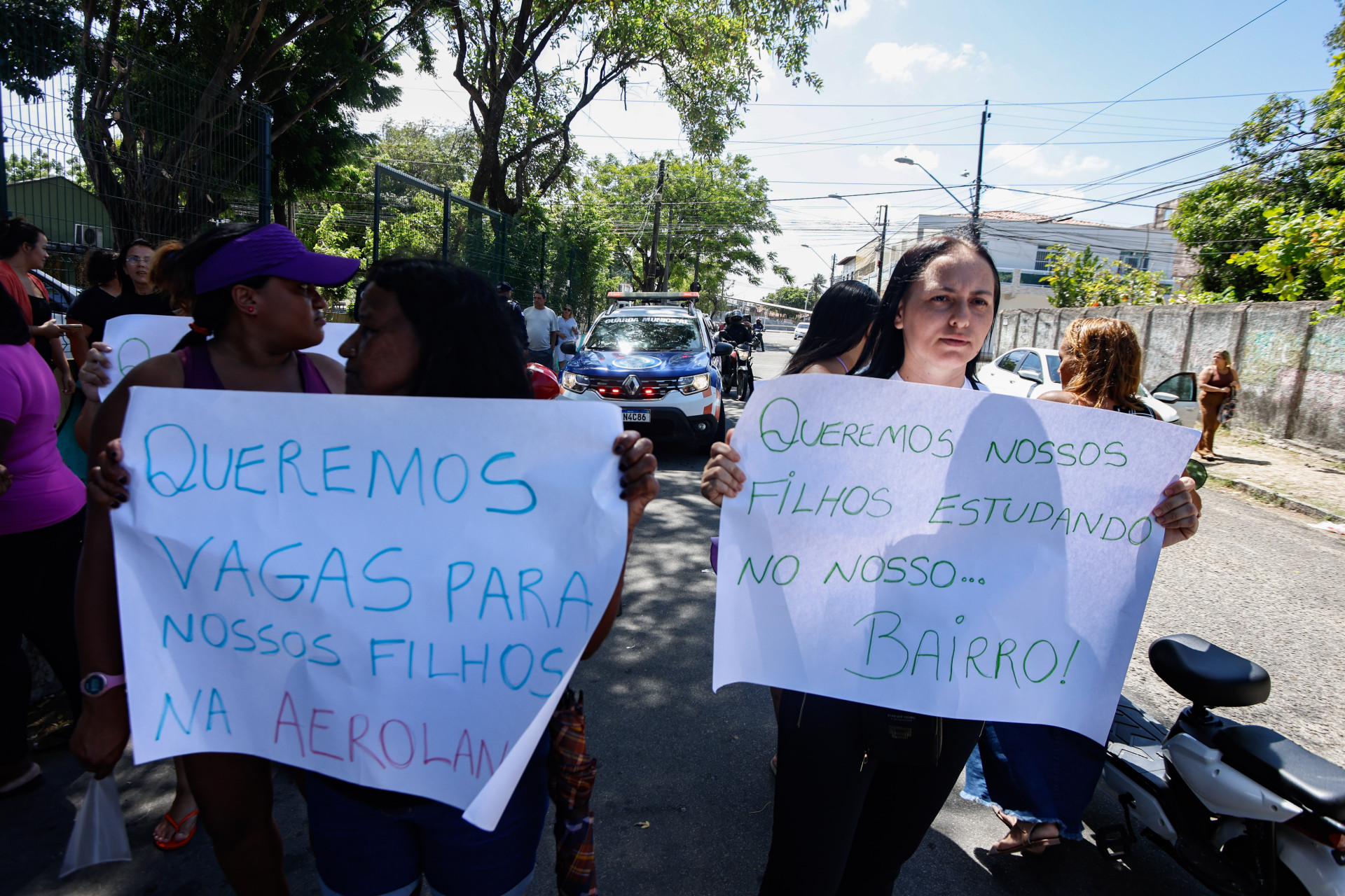 ￼MÃES protestaram em frente à escola Edith Braga (Foto: DANIEL GALBER/ESPECIAL PARA O POVO)
