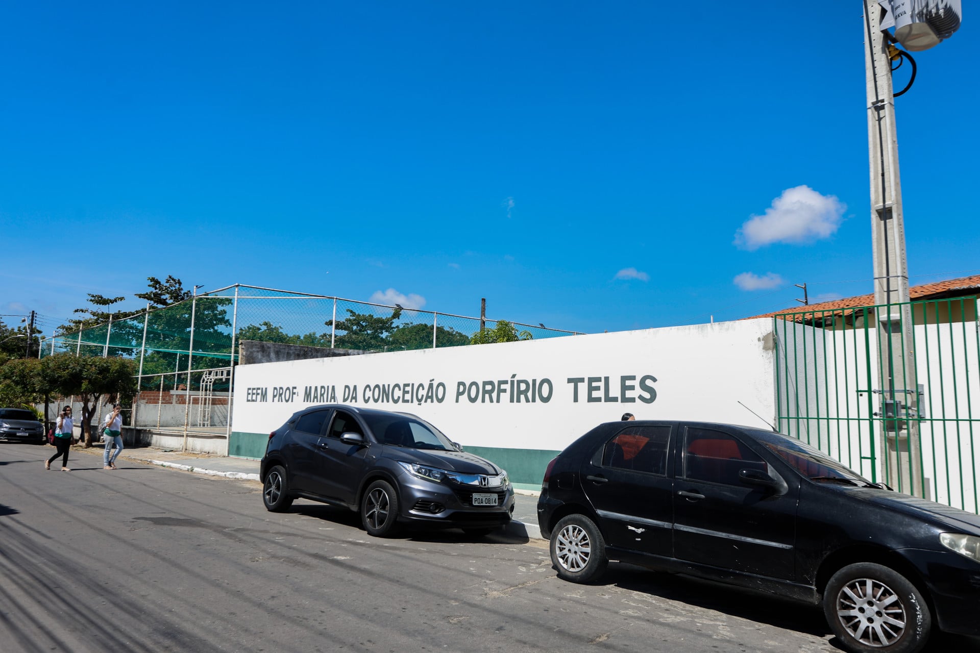 FORTALEZA, CEARÁ,  BRASIL- 11.12.2025:. Protesto de mães contra remanejamento de vagas em escolas  escola municipal Edith Braga, no bairro Aerolândia. (Daniel Galber/Especial para O POVO)
