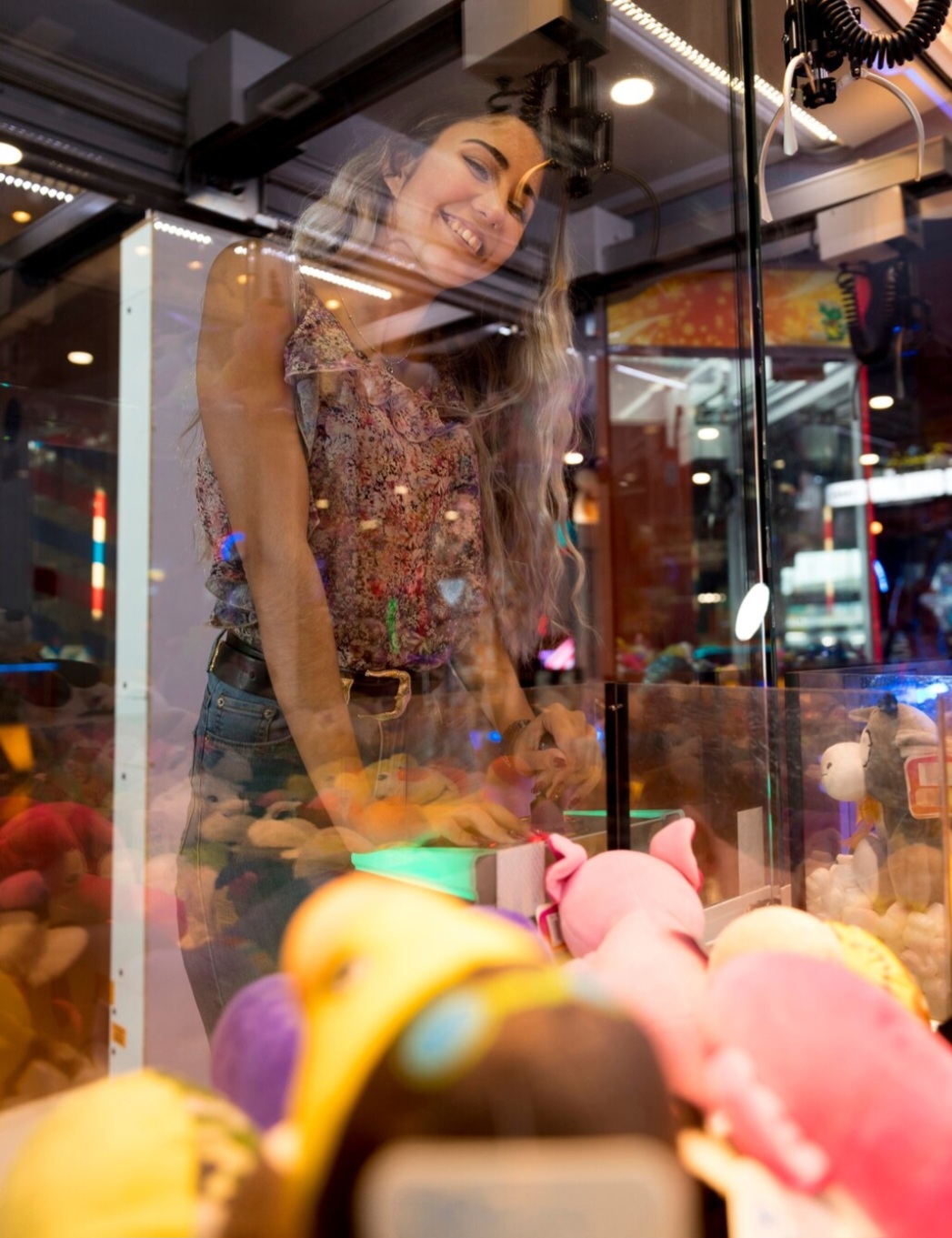 O sistema tinha sido programado para que somente após uma certa quantidade de tentativas a máquina liberasse a potência necessária para a garra eletrônica agarrar um bicho de pelúcia. Antes disso, não havia pressão suficiente.
