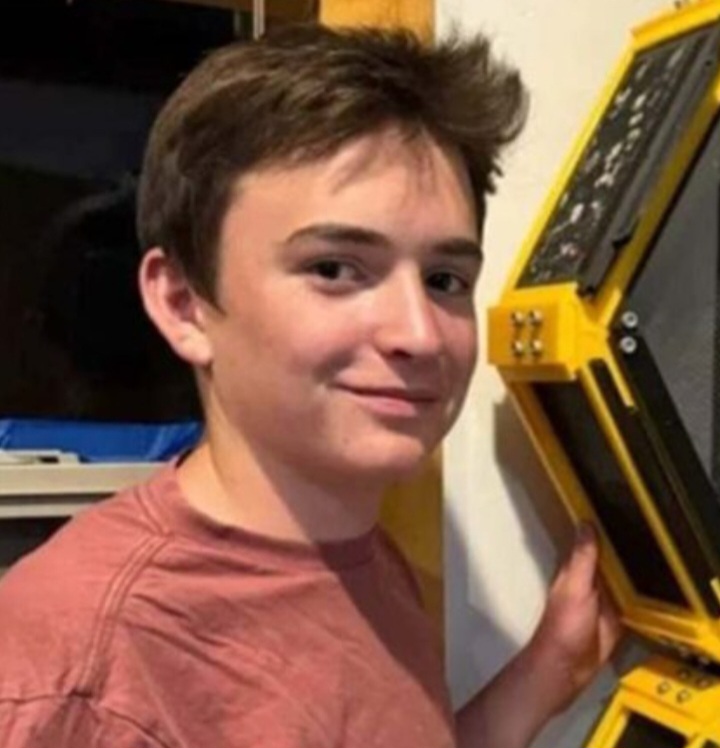 Com criatividade, ele usou impressão 3D para fazer uma colmeia modular conectada à janela. Com softwares de uso livre, ele criou peças funcionais, leves e resistentes.

